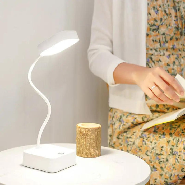 Lampe de bureau LED rechargeable via USB blanche.